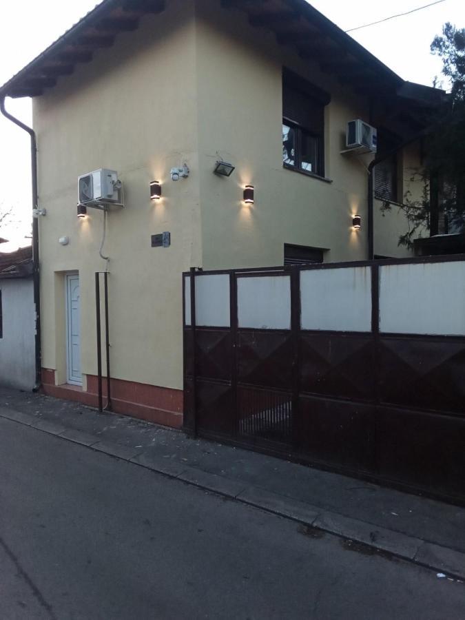 Apartman En Dusanovac Bagian luar foto