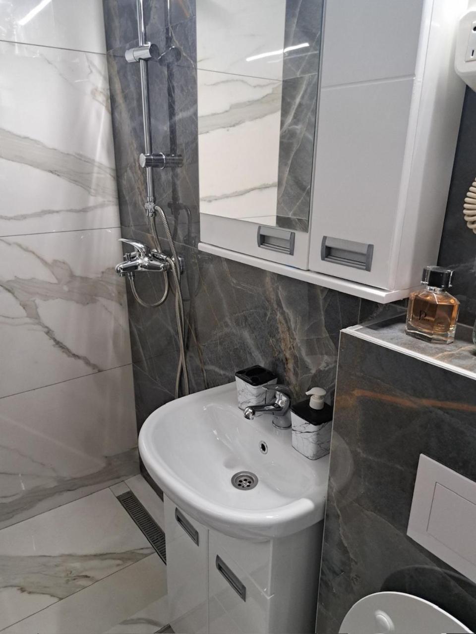 Apartman En Dusanovac Bagian luar foto