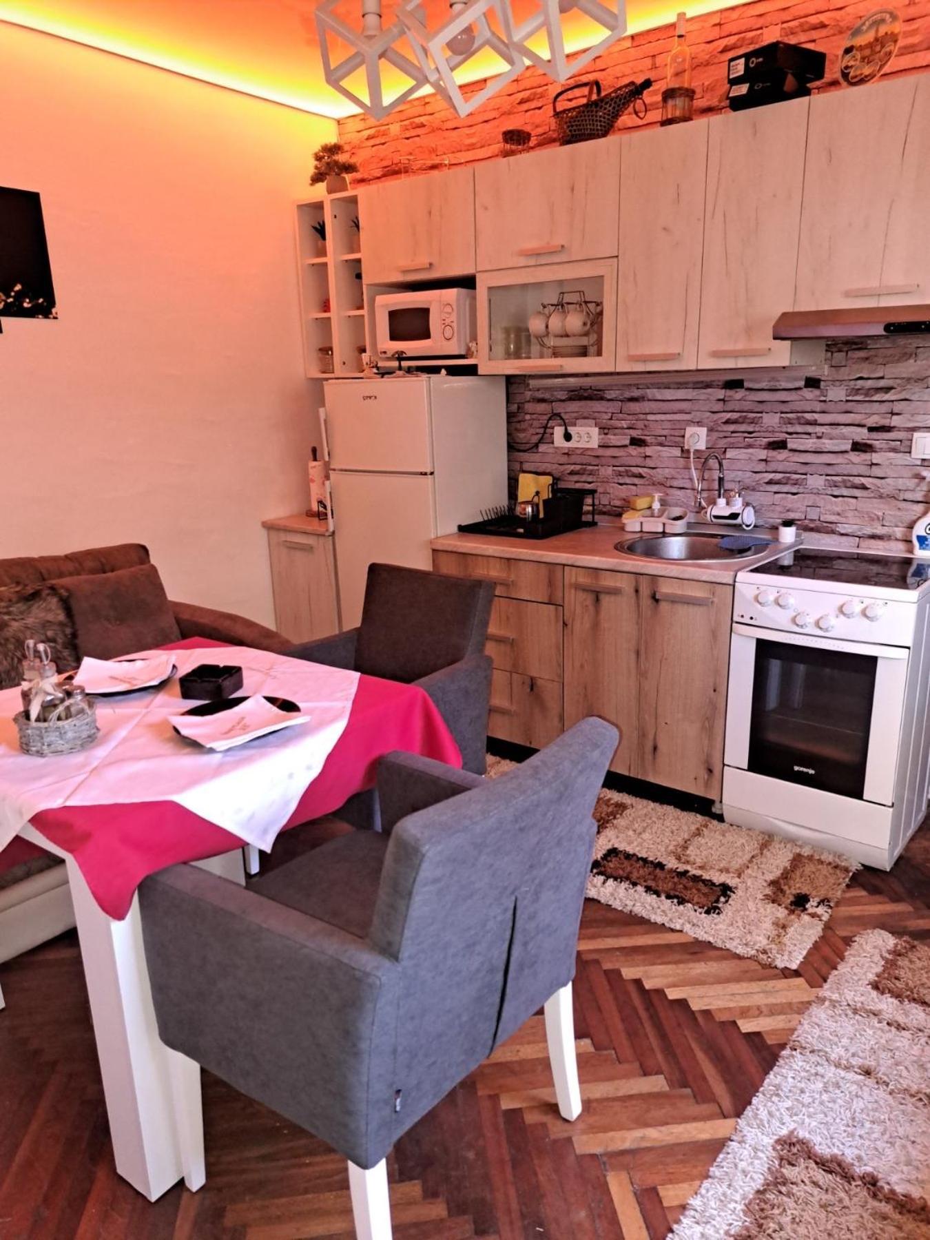 Apartman En Dusanovac Bagian luar foto